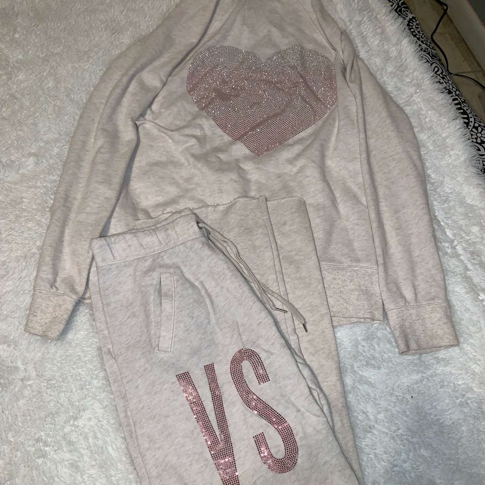 VS set, jacket and sweat pants.